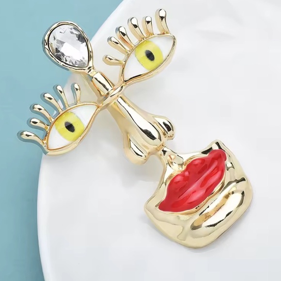 Abstract Face Brooch with Red Lips and Yellow Eyes - Picture 3 of 11